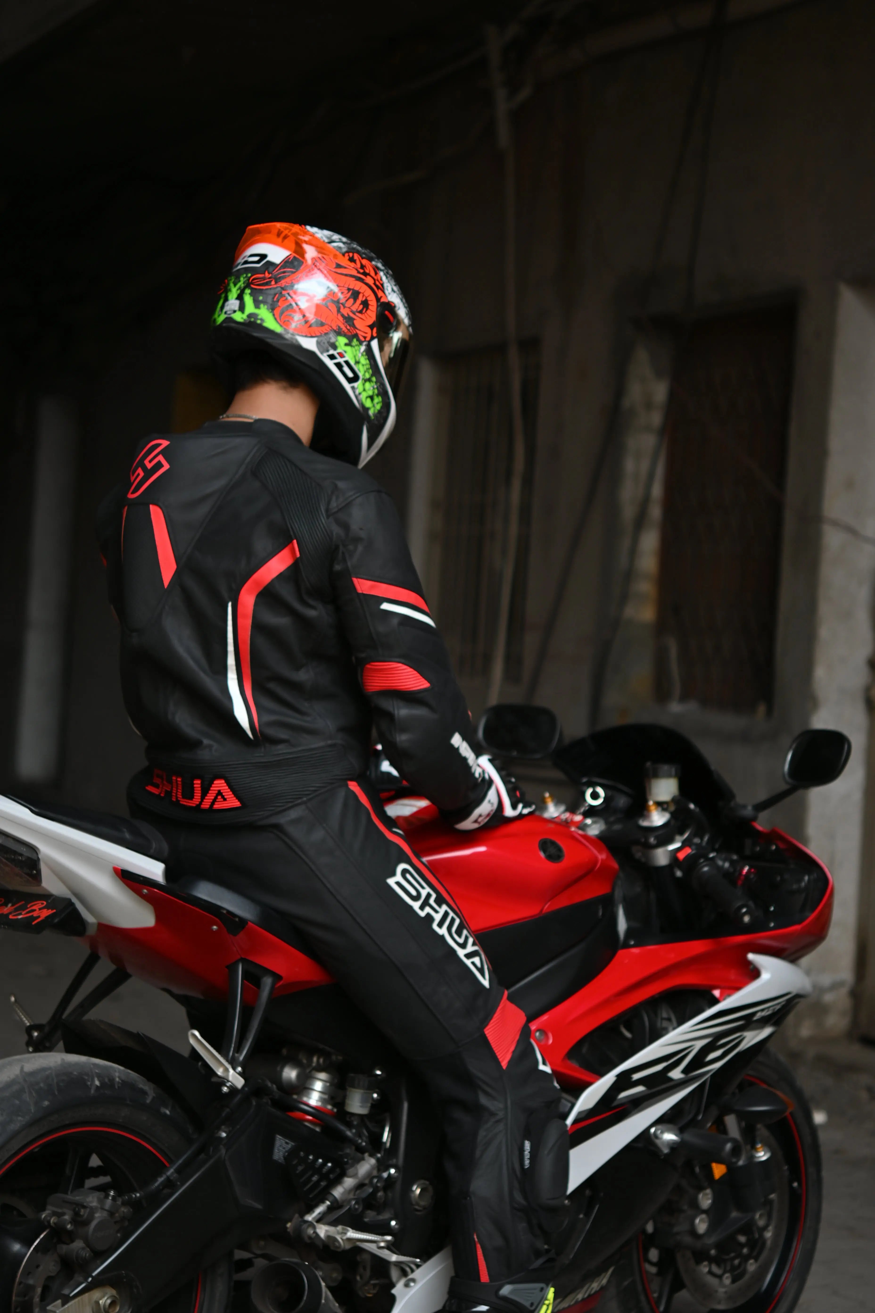 Shua Infinity Nero Rosso1PC Tute da Moto in Pelle Uomo shoot 2